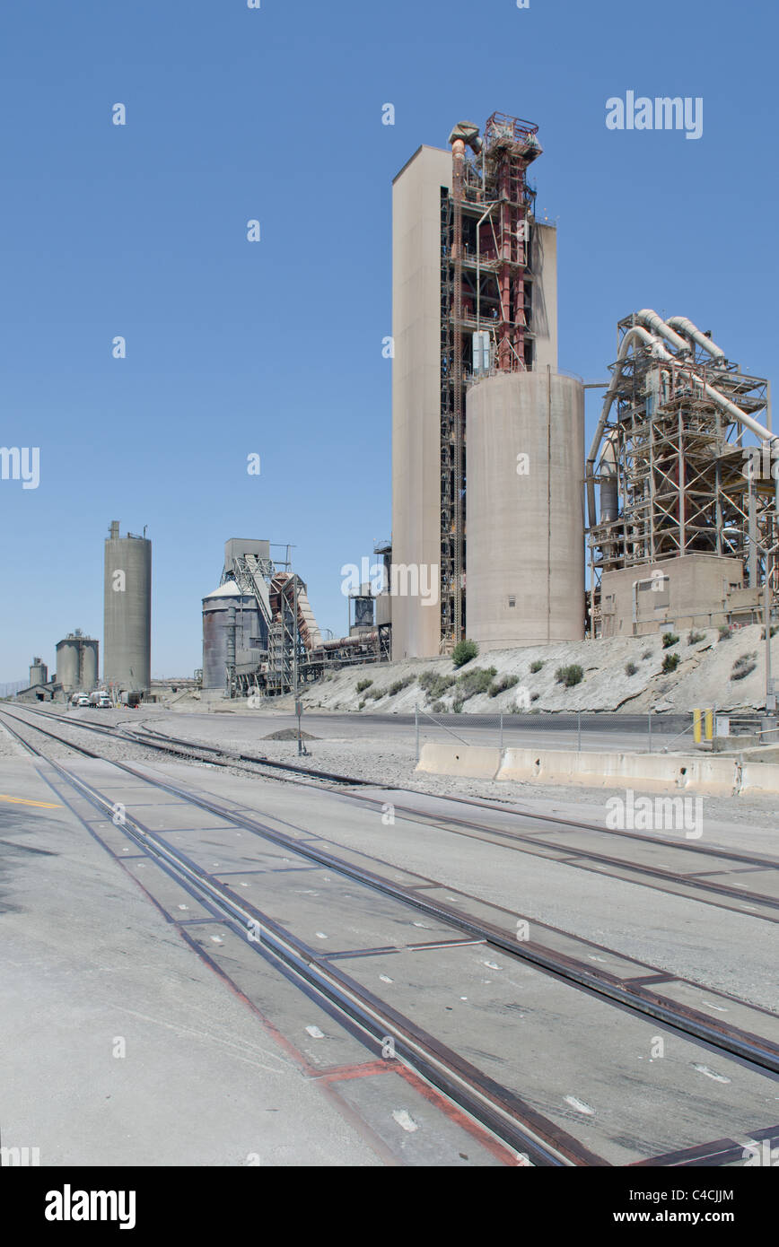 the Lehigh Monolith cement processing plant, Heideleberg Cement Group, Monolith CA, near Tehachapi Stock Photo