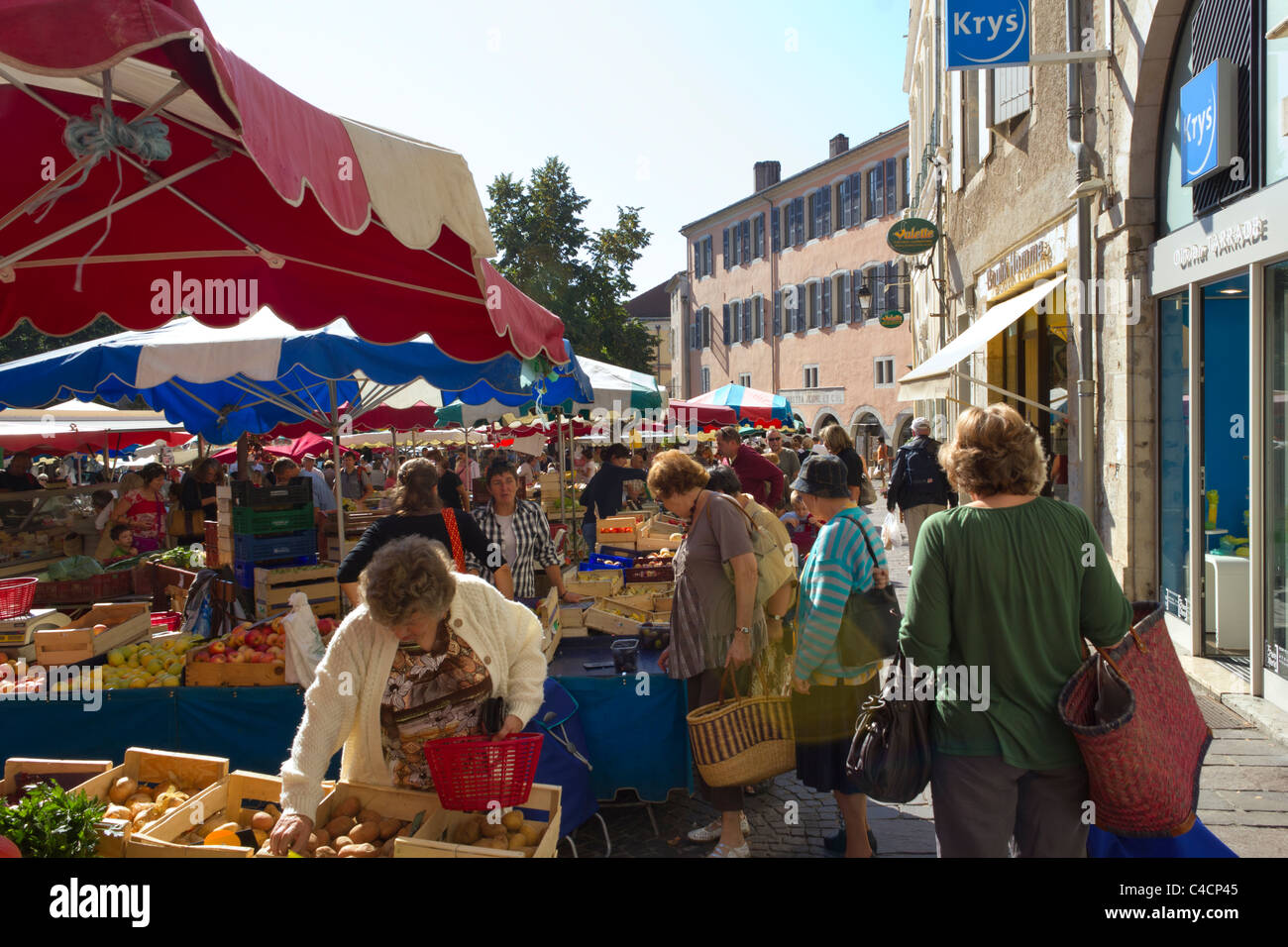 Traditional market in the square by the cathedral in Cahors, Lot 46, Midi Pyrenees, France, Europe Stock Photo