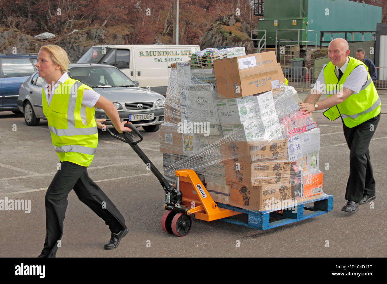 Staff loading supplies onto the Kennacraig to Port Askaig ferry MV Finlaggan Stock Photo