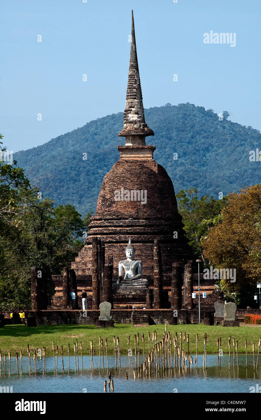 Enorme tatua De Buddha En El Parque Histórico De Sukhothai Imagen de