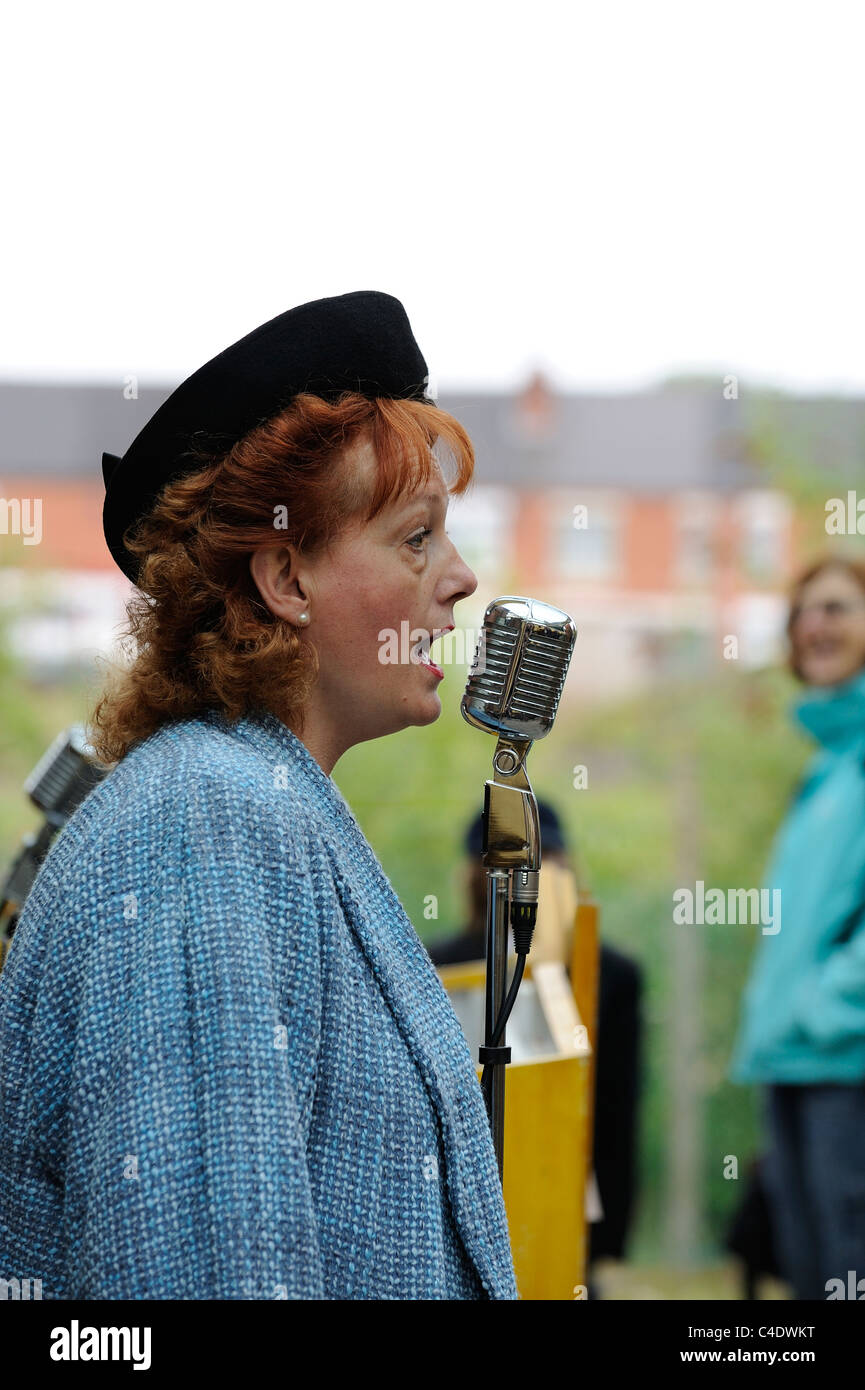 Female singer hi-res stock photography and images - Alamy