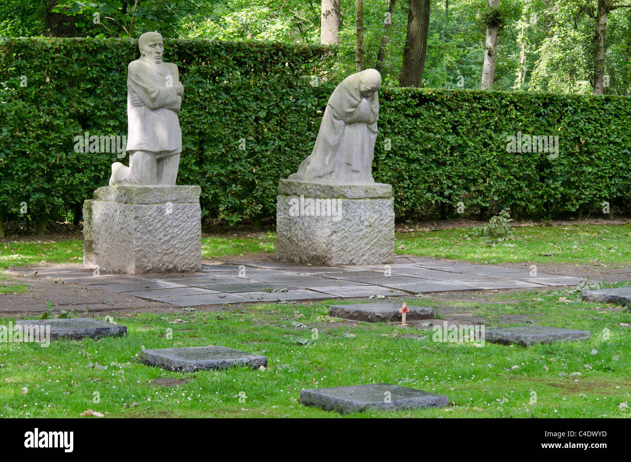 Grieving parents sculpture hi-res stock photography and images - Alamy