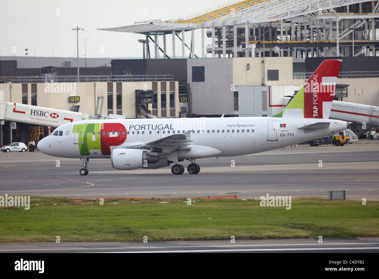 tap-air-portugal-airbus-a320-aeroplane-at-london-heathrow-airport-stock