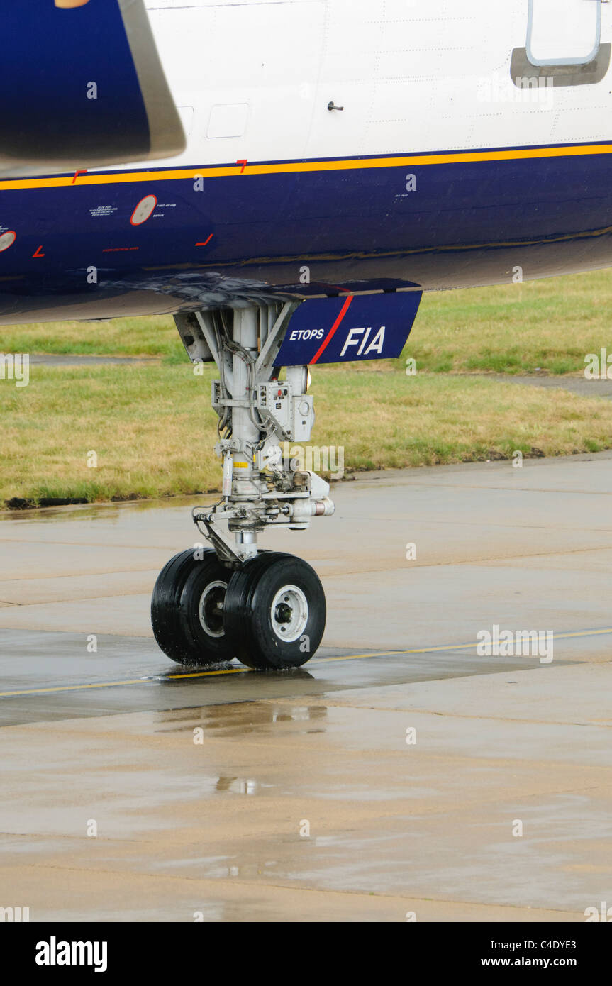 Front wheel of a Boeing 757 Stock Photo