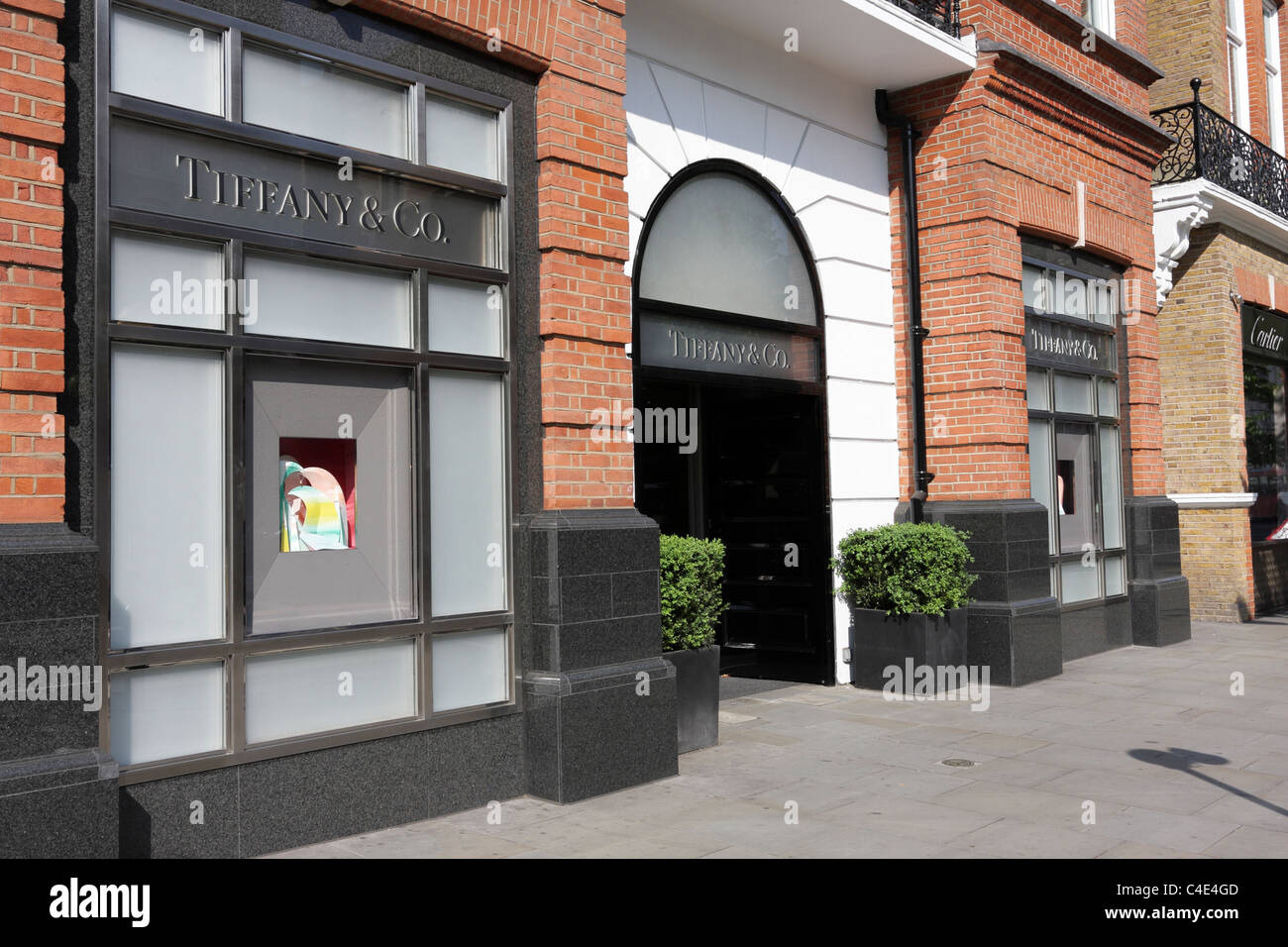 TIFFANY & CO,the companies Sloane Street retail outlet is viewed here just  a stones throw from Sloane Square Stock Photo - Alamy