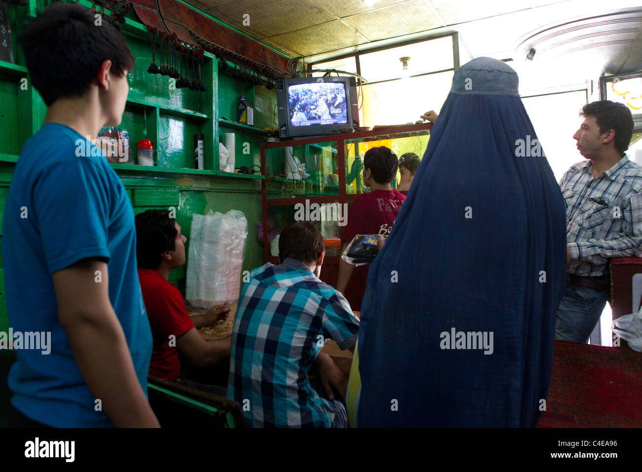 Afghans are watching the news in Kabul of Osama Bin Laden's death Stock Photo