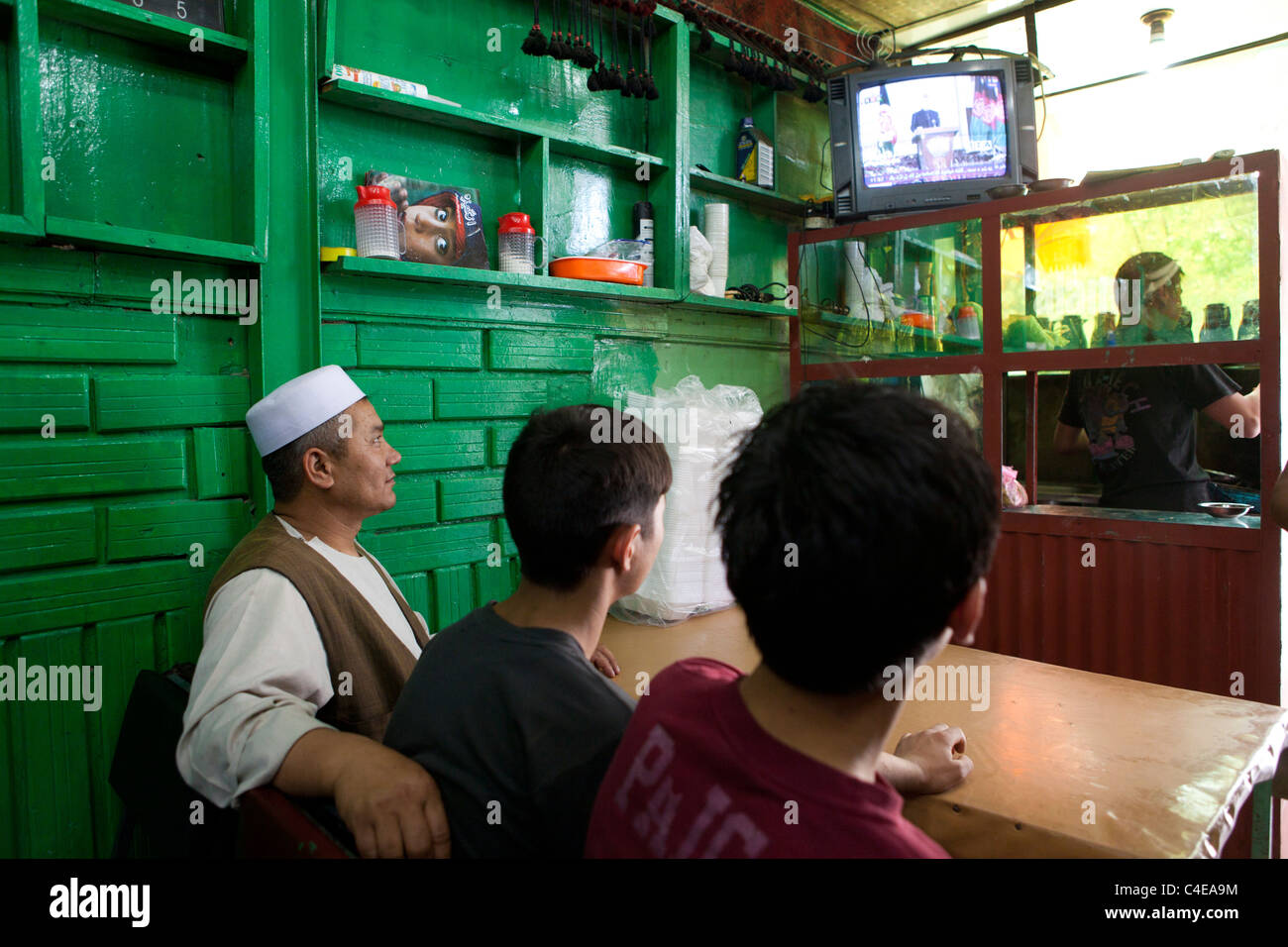 Afghans are watching the news in Kabul of Osama Bin Laden's death Stock Photo