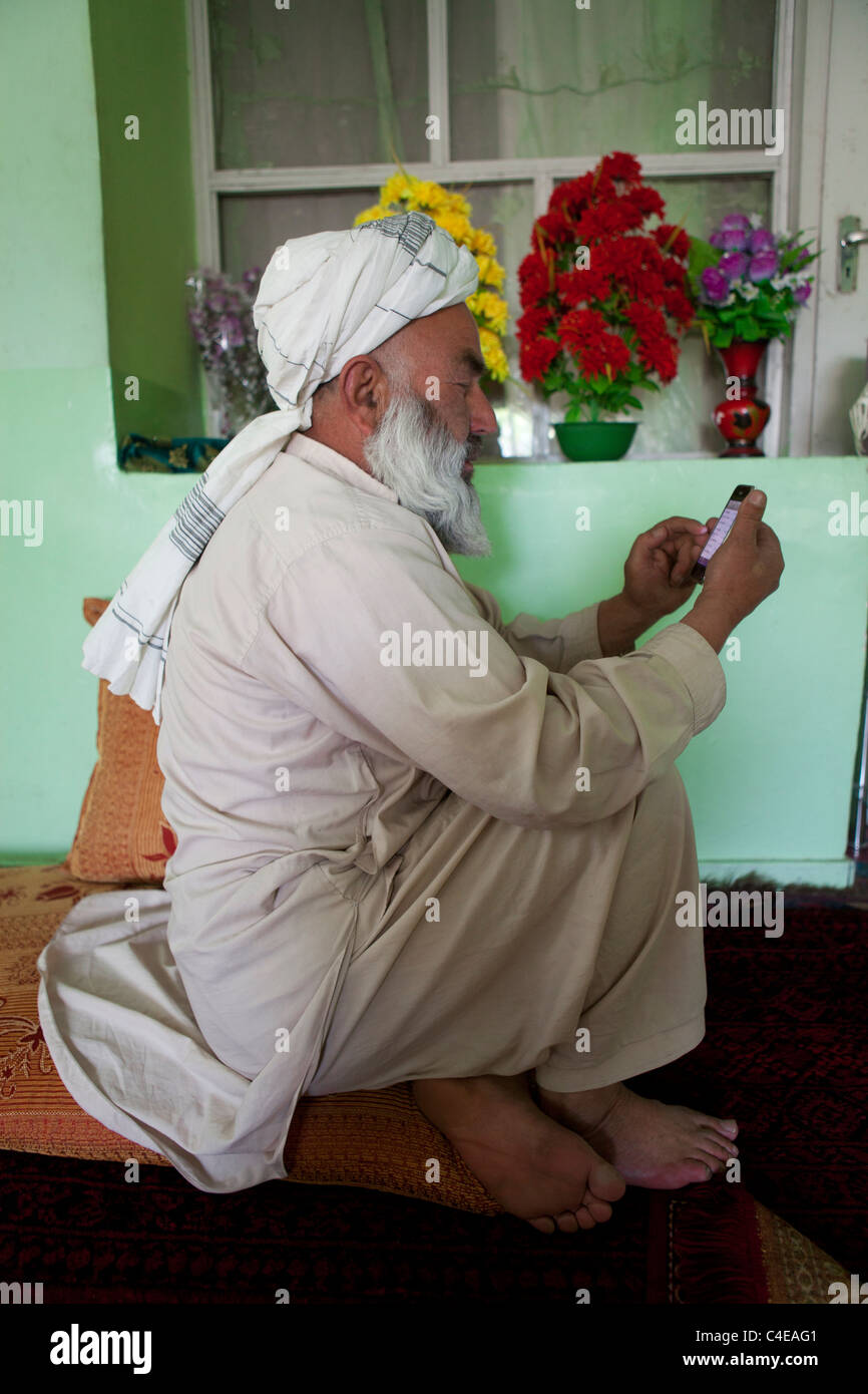 An Afghaanse mullah is using social media (twitter Stock Photo - Alamy