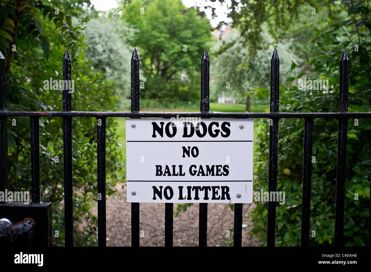 No Dogs No Ball Games No Litter sign on park gates Stock Photo