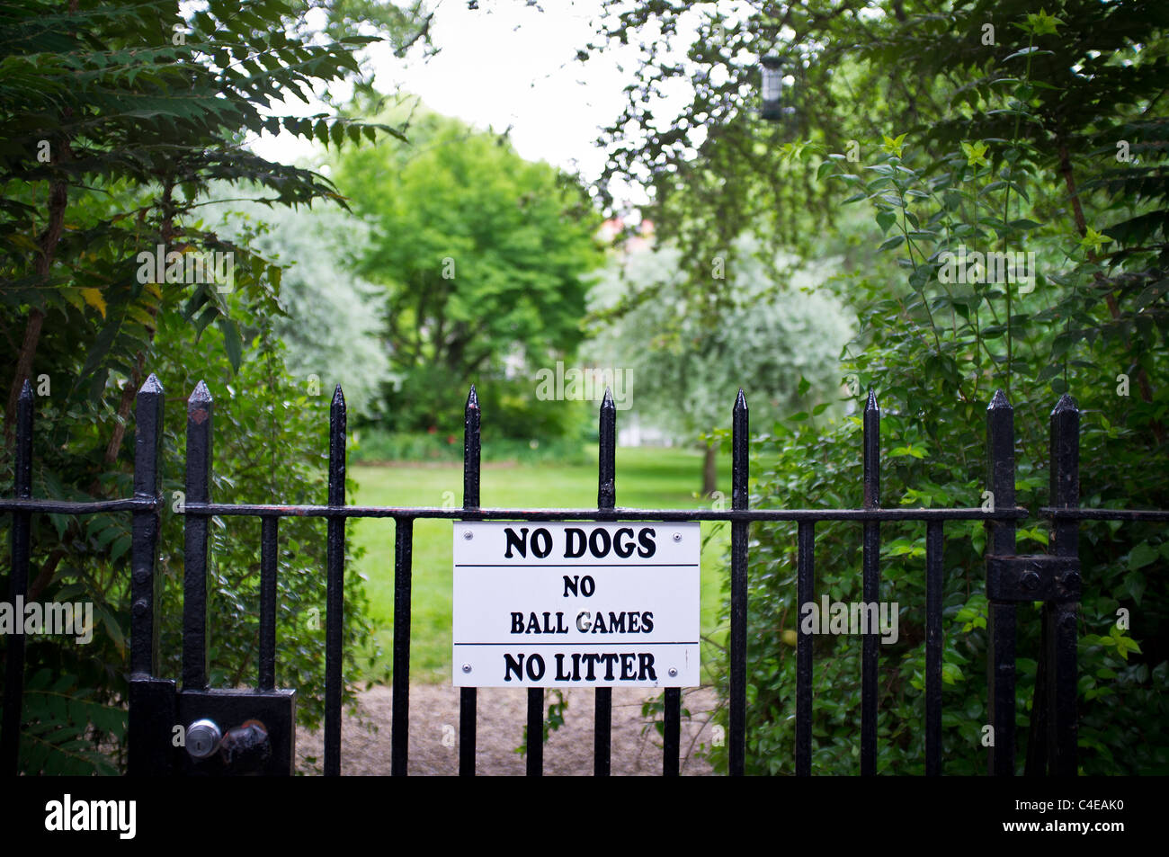 No Dogs No Ball Games No Litter sign on park gates Stock Photo