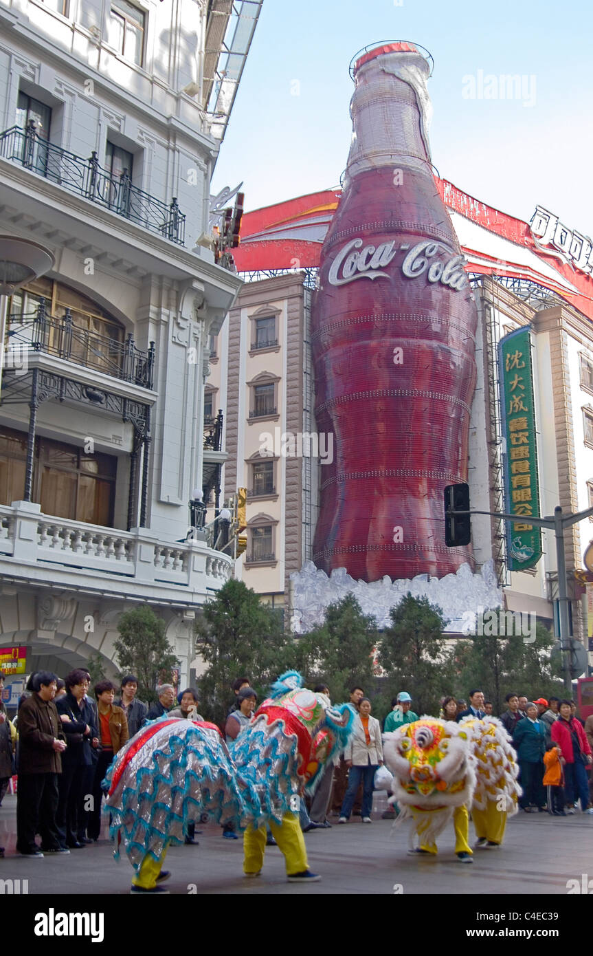 Dragon dancers at a promotional store opening on Nanjing Rd, Shanghai, China Stock Photo