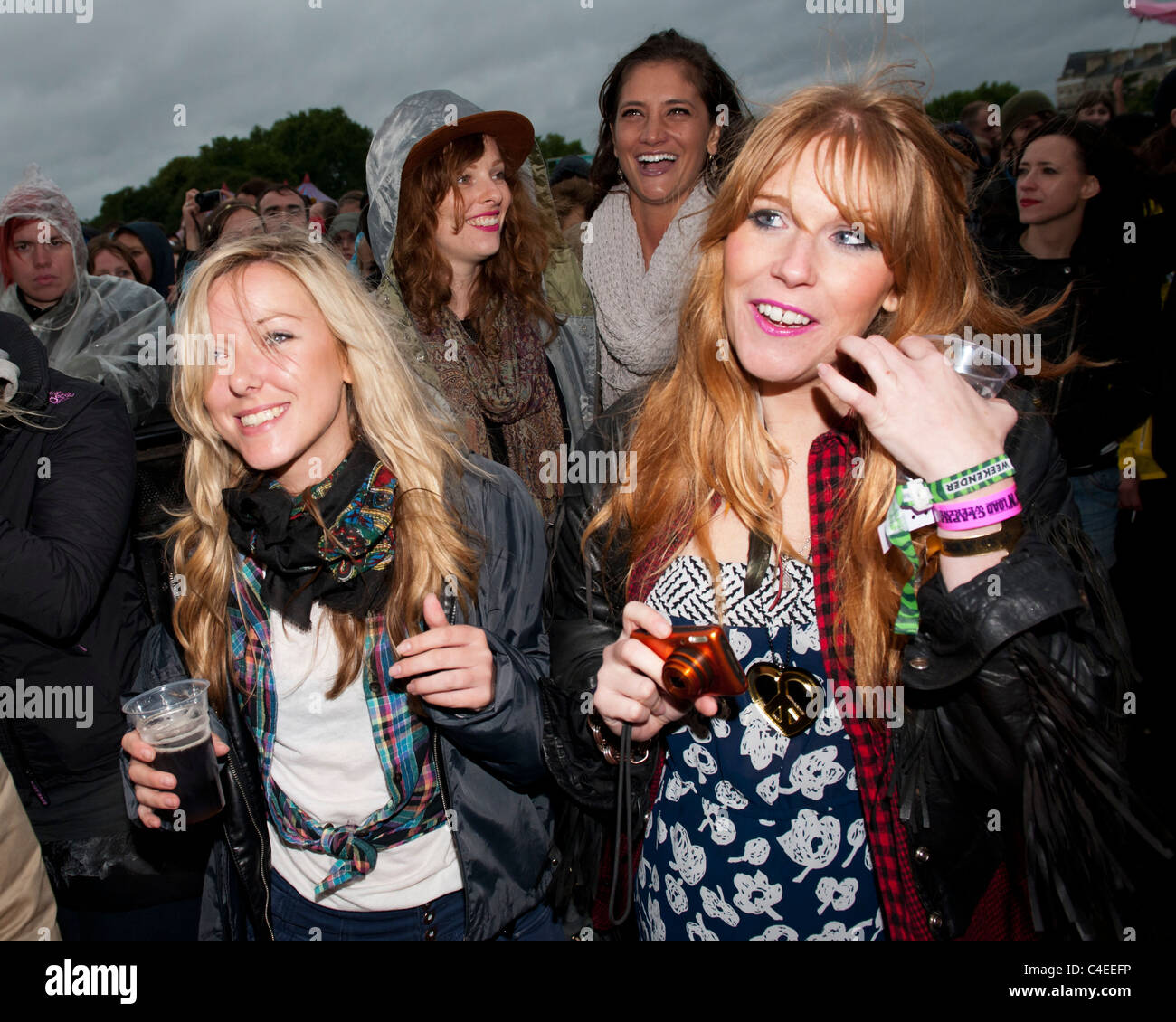 Get Loaded in the Park. Pouring rain does not dampen the enthusiasm of music fans on Clapham Common, London, Sunday 12th June Stock Photo
