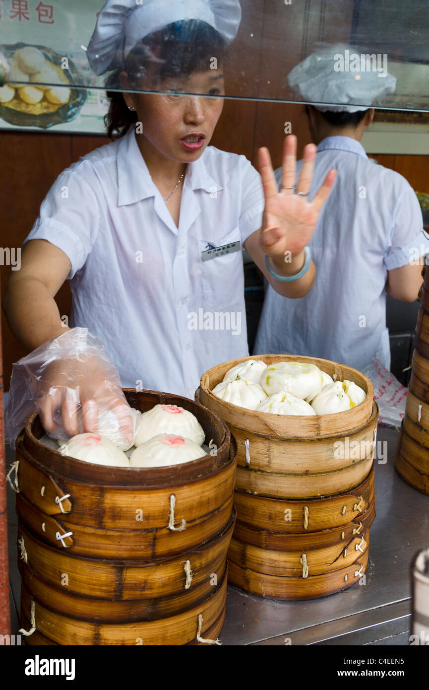 Dumpling shop at Chenghuangmiao market, Shanghai, China Stock Photo