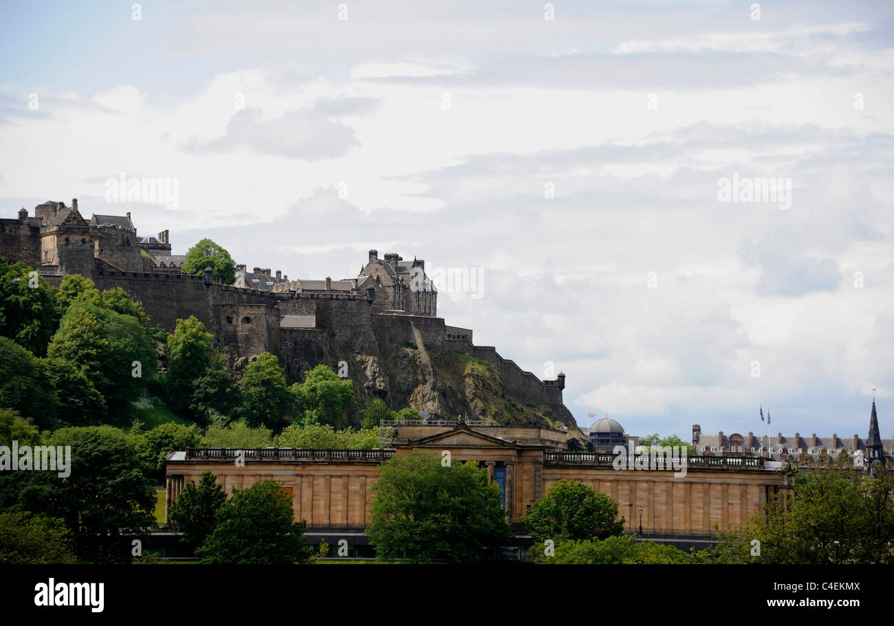 Edinburgh Castle and the National Galleries (foreground) in the heart of the Scottish Capital Stock Photo