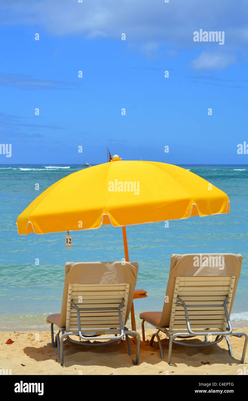 Yellow beach umbrella hi-res stock photography and images - Alamy