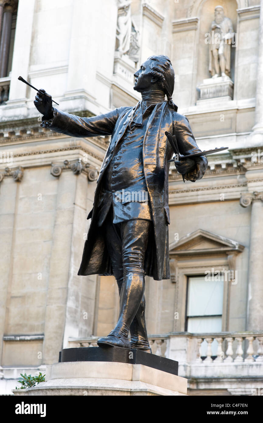 Bronze statue of Sir Joshua Reynolds outside the entrance to the Royal Academy of Arts, London, England, UK Stock Photo