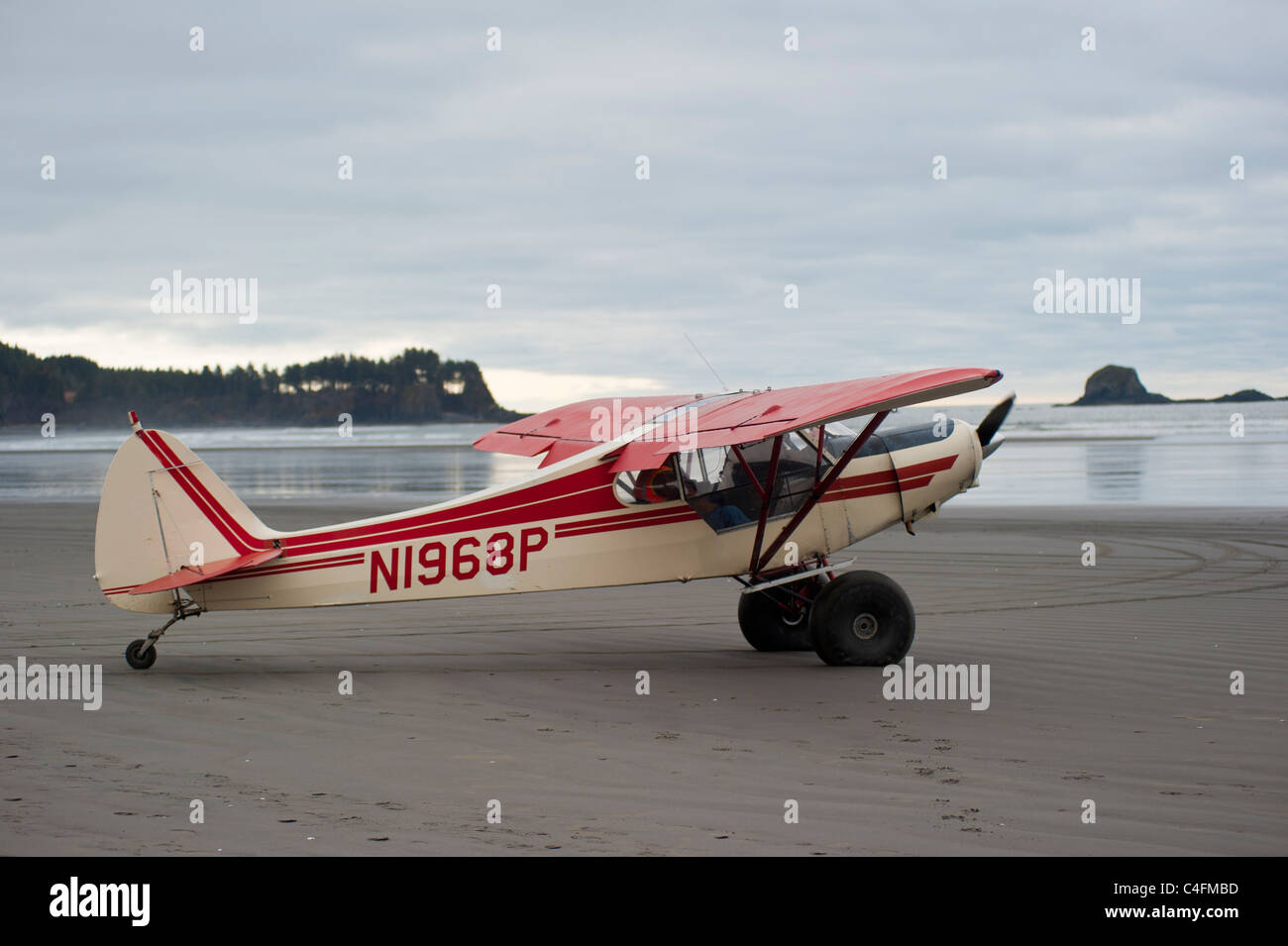 Piper Super Cub on the beach at Hinchinbrook Island, Alaska- 2011 Valdez Fly-in, Alaska Stock Photo