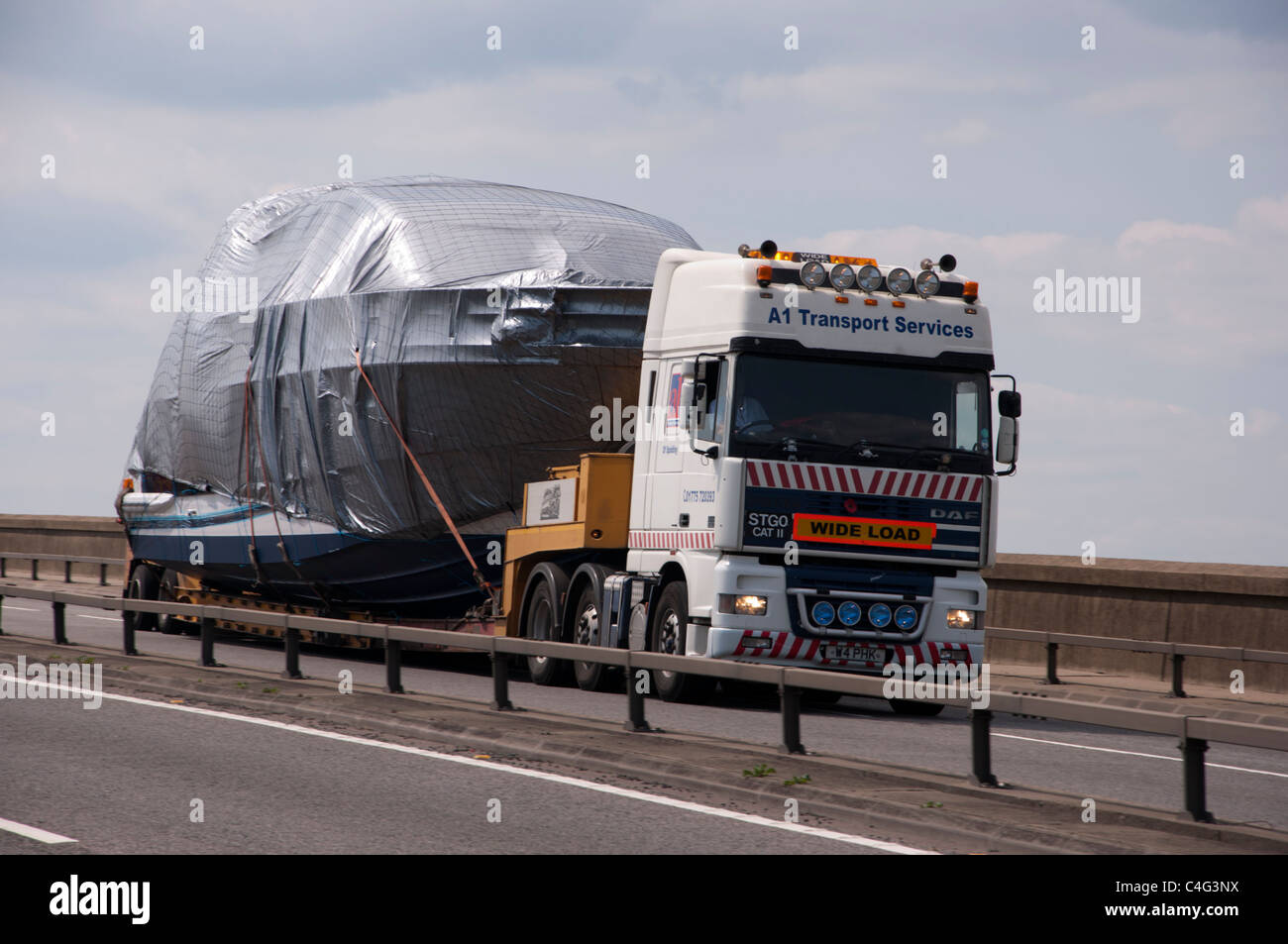 Wide load lorry hi-res stock photography and images - Alamy