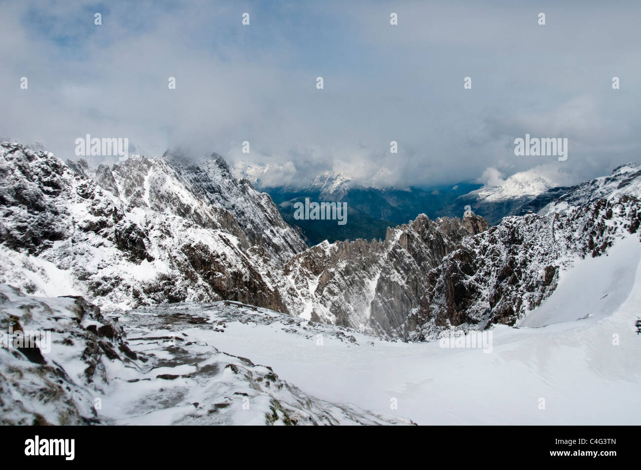 Clouds on top of mountains hi-res stock photography and images - Alamy
