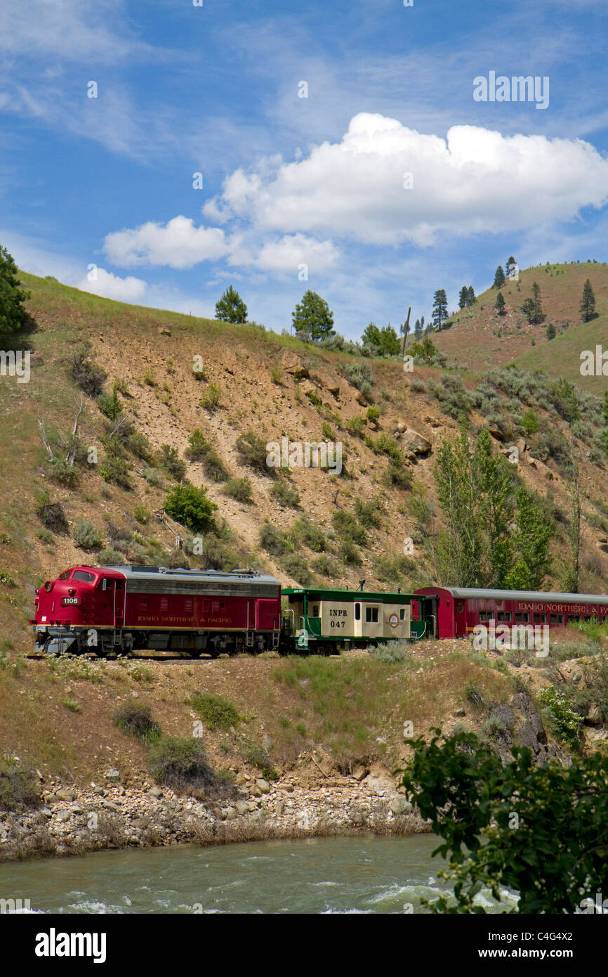The Thunder Mountain Line scenic tourist train traveling along the Payette River between Horseshoe Bend and Banks, Idaho, USA. Stock Photo