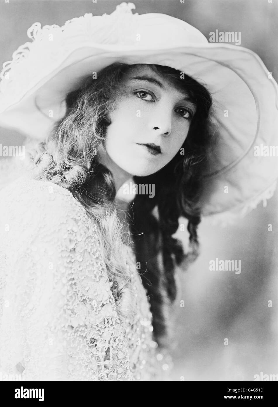 Vintage portrait photo circa 1921 of American stage, screen and TV actress Lillian Gish (1893 - 1993). Stock Photo