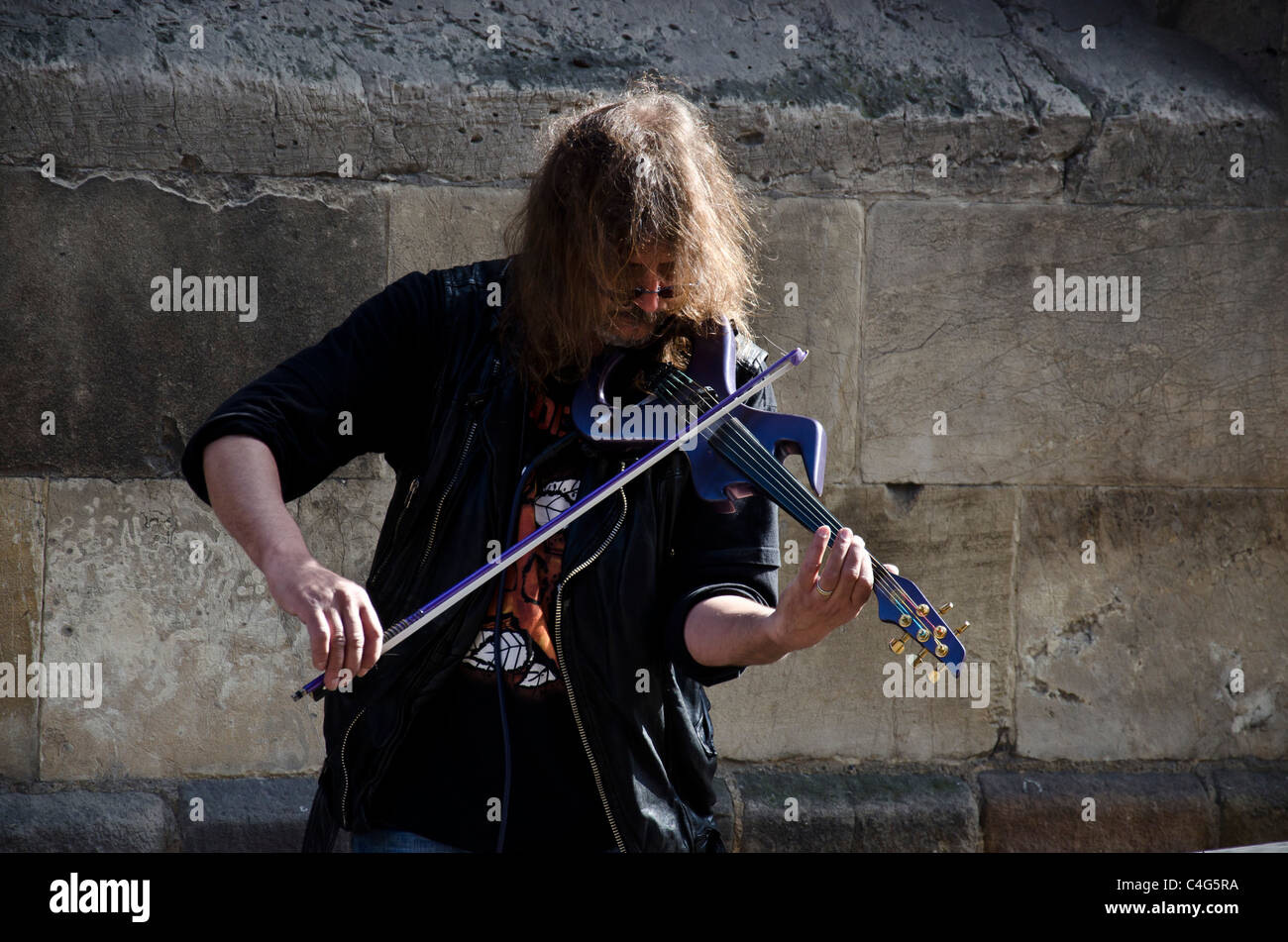 Electricviolinplaying busker in York City Centre, England Stock Photo