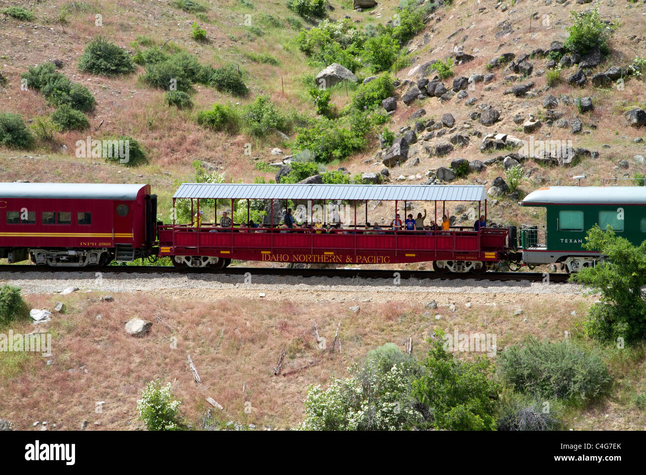 The Thunder Mountain Line scenic tourist train traveling along the Payette River between Horseshoe Bend and Banks, Idaho, USA. Stock Photo