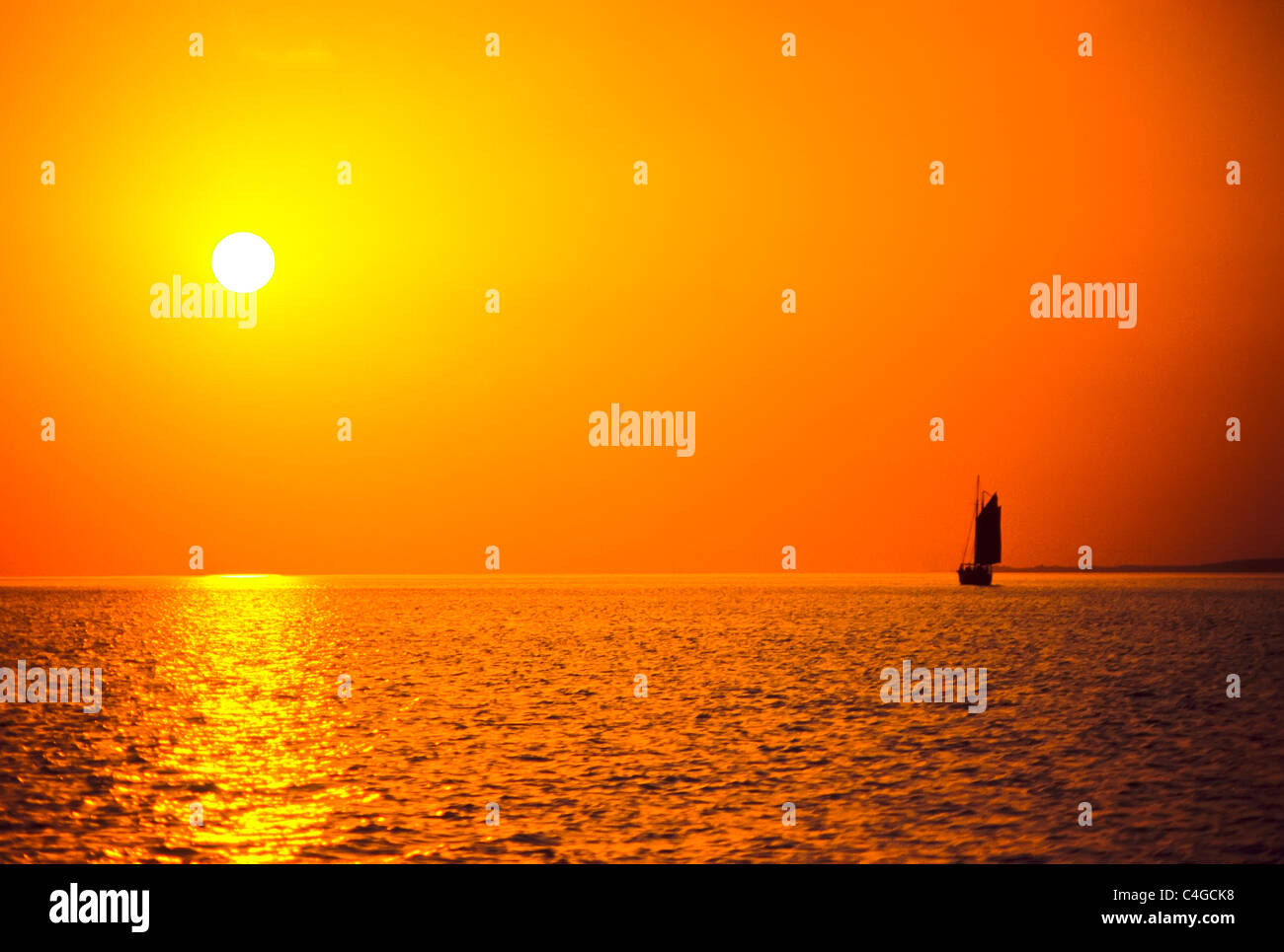 Boat sailing on bay sunset hi-res stock photography and images - Alamy