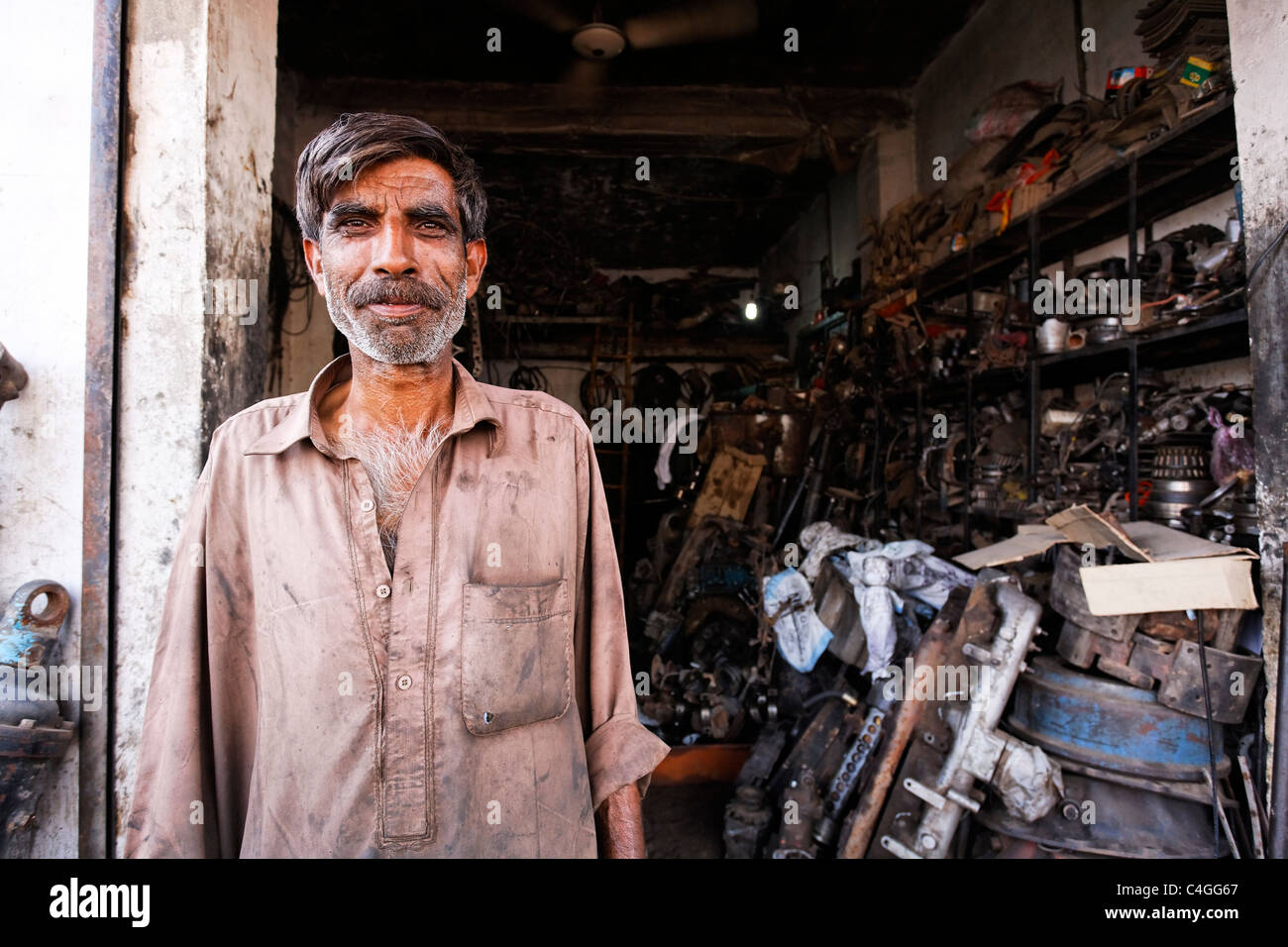 Pakistan - Punjab - Rawalpindi - mechanic and his workshop in the truck repair district Stock Photo