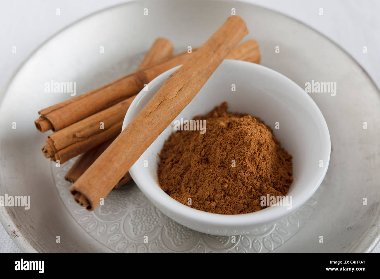 Closeup image of cinnamon sticks and powdered cinnamon Stock Photo Alamy