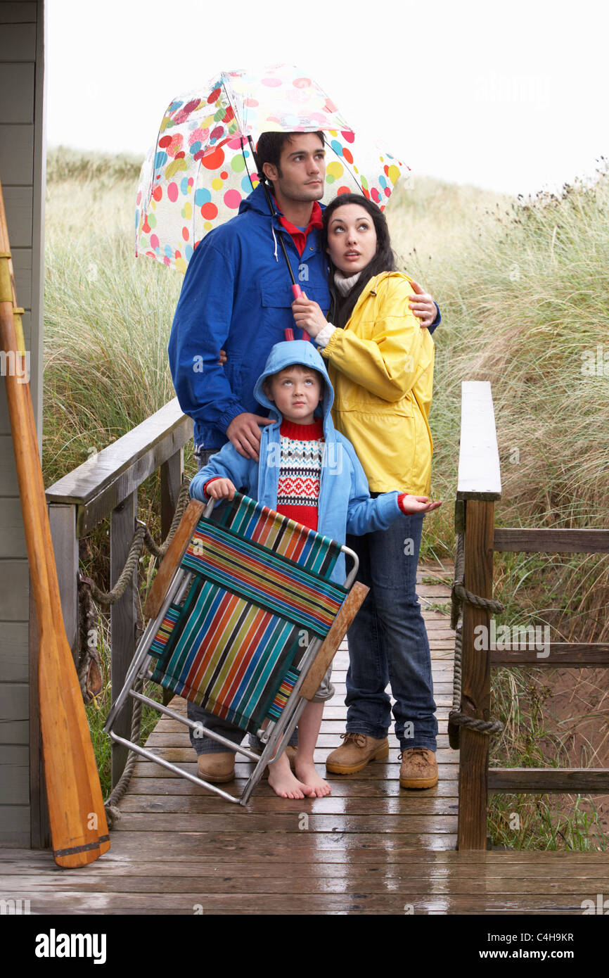 Фотосессия в дождь семейная. Семья рейн. Семья рейн. Snowbird brown. Семья под дождем фотосессия.