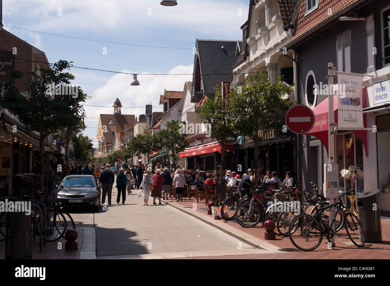 The Busy Rue De Metz In Le Touquet Paris Plage France The