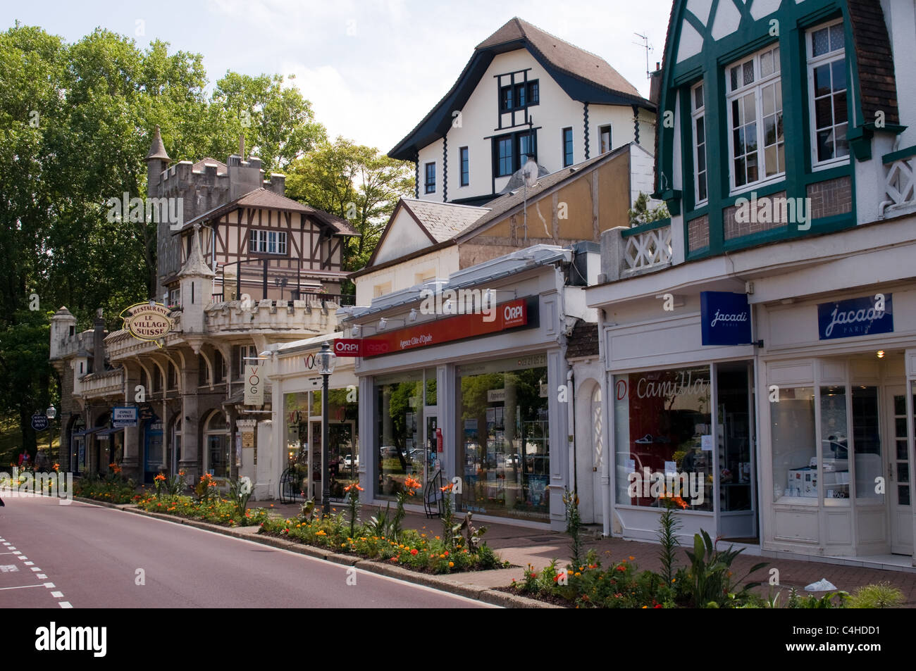 The shops in Rue Saint-Jean, Le Touquet, France . The street has a well  maintained flower border and is a main shopping street Stock Photo - Alamy