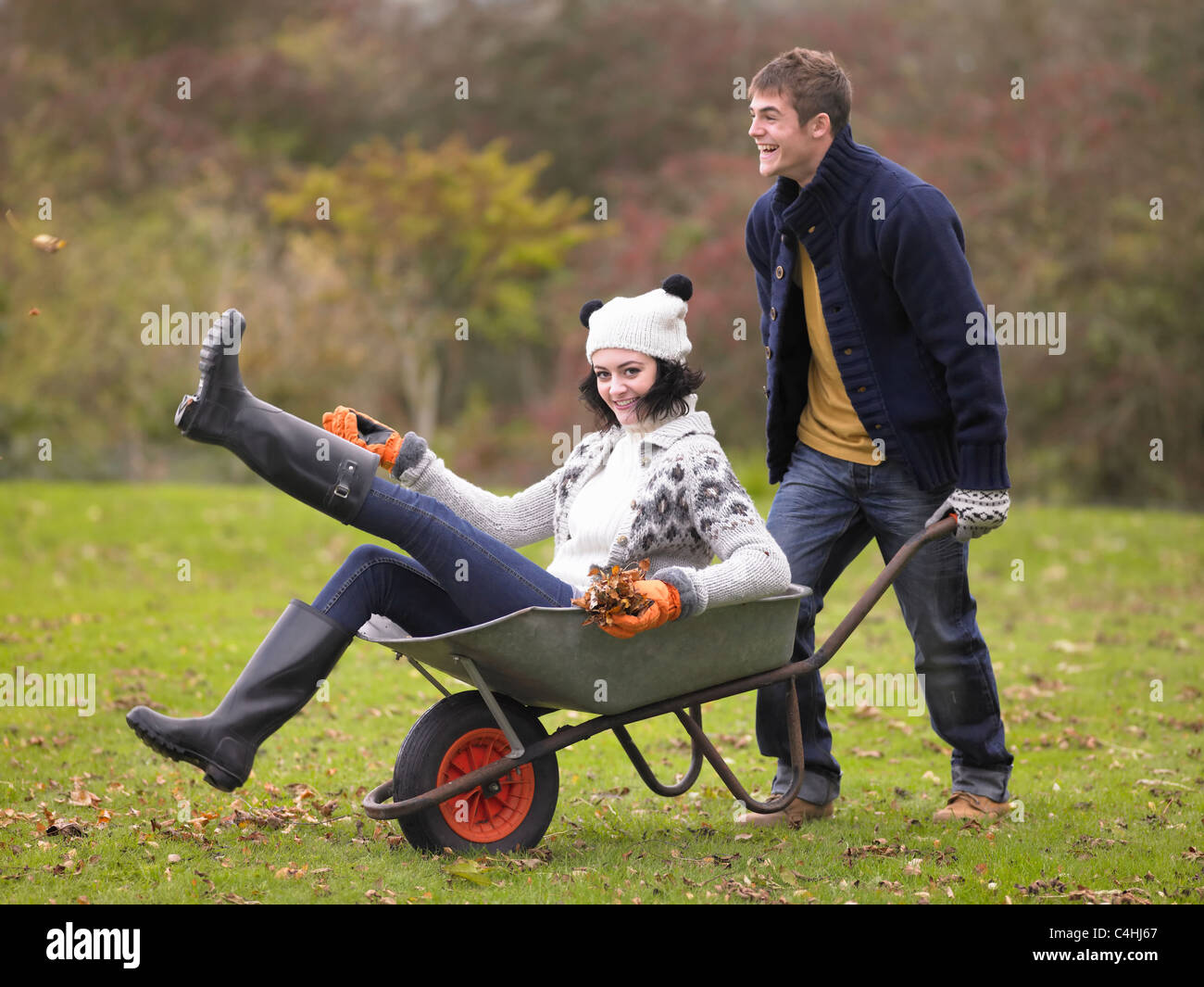 Жизнь в деревне. Отвезла мужа в деревню. Деревенская история. Влюбленные на сеновале. Мужчина женщина крыльцо.