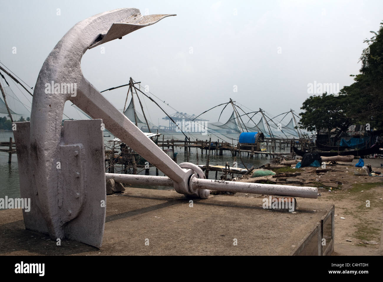 Lord Willington dredger anchor + Chinese fishing nets, Fort Cochin, Kerala, India Stock Photo