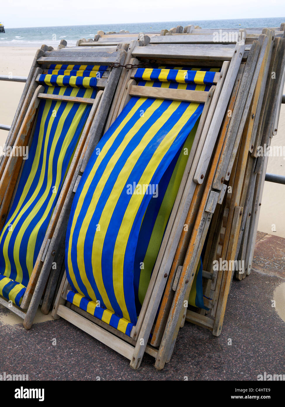 Classic deck chairs hi-res stock photography and images - Alamy