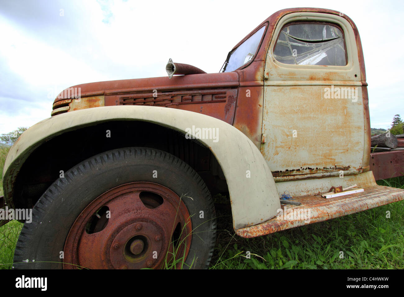 RUSTY OLD TRUCK IN A FIELD BDB Stock Photo - Alamy