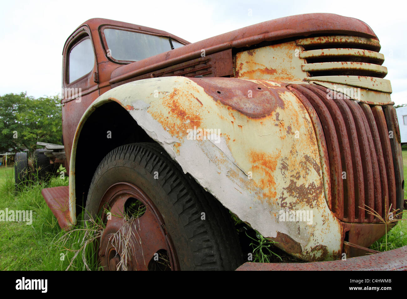 RUSTY OLD TRUCK IN A FIELD BDB Stock Photo - Alamy