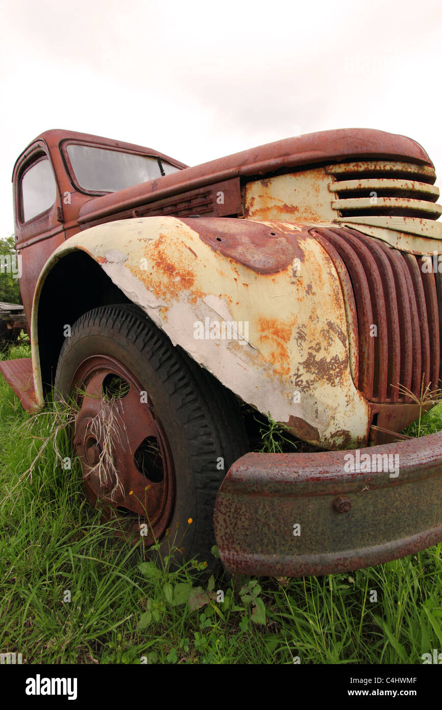 RUSTY OLD TRUCK IN A FIELD BDB Stock Photo - Alamy