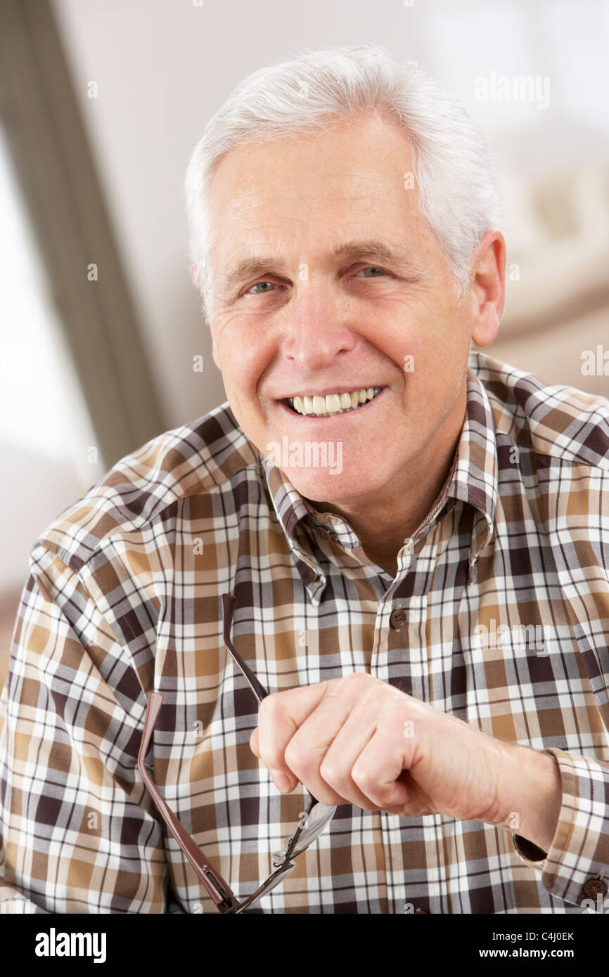 Old man with glasses hi-res stock photography and images - Alamy