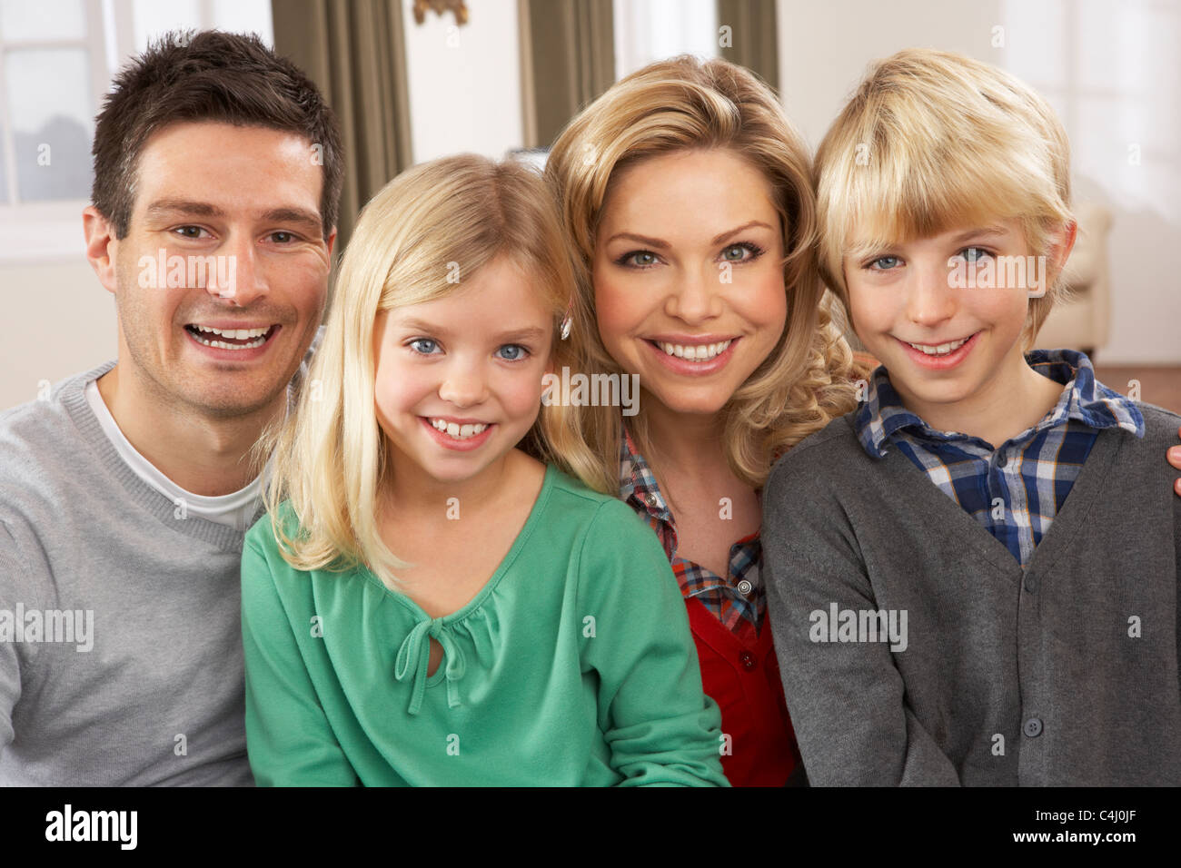 Blonde family. Блондинка с семьей. Блондинка в семейке. Семейка из США. Портрет семьи руз.