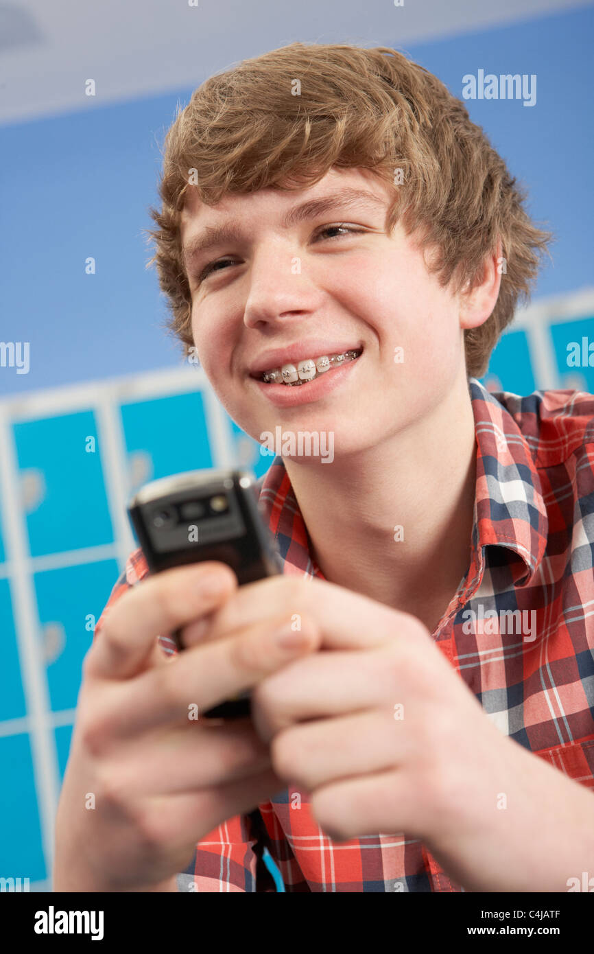 подросток сидит в телефоне. какой телефон лучше для подростка. подросток с телефоном на белом фоне. подросток с телефоном. проверять ли телефон подростка.