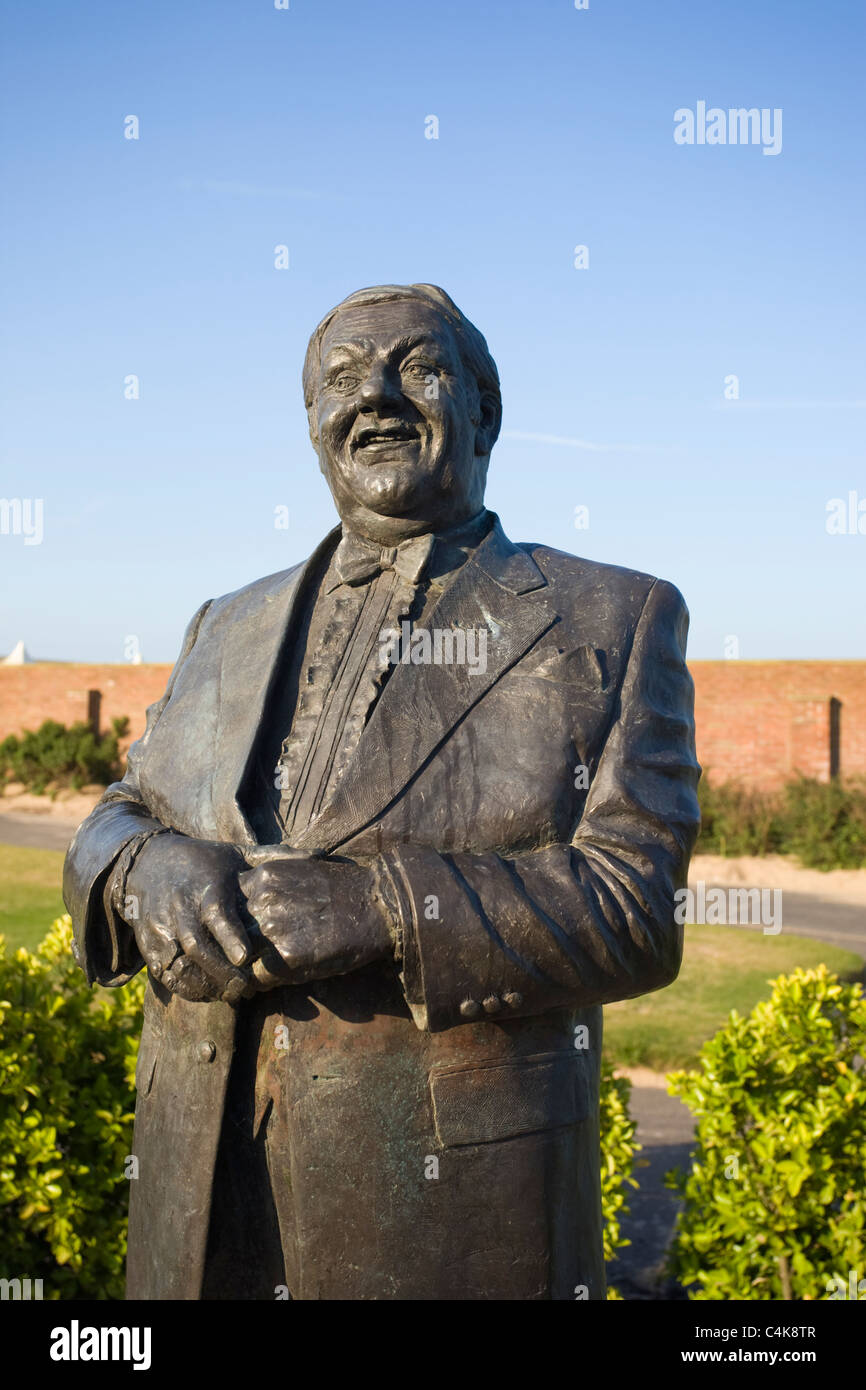 Statue Of Les Dawson In A Garden On St Annes Sea Front Sculptor Stock Photo Alamy
