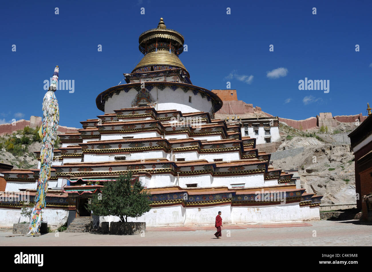 The Kumbum in Gyantse,Tibet. The Kumbum is a multi-storied aggregate of Buddhist chapels. Built in 1497, it forms part of Palcho Stock Photo