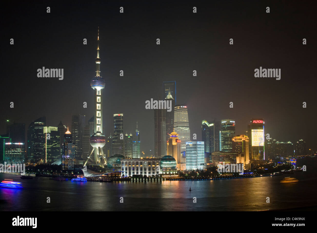 Shanghai skyline river puxi huangpu hi-res stock photography and images ...