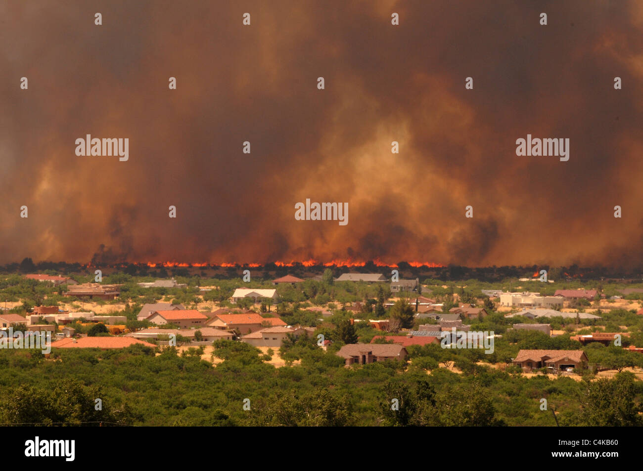 Wildfire threatens home hires stock photography and images Alamy