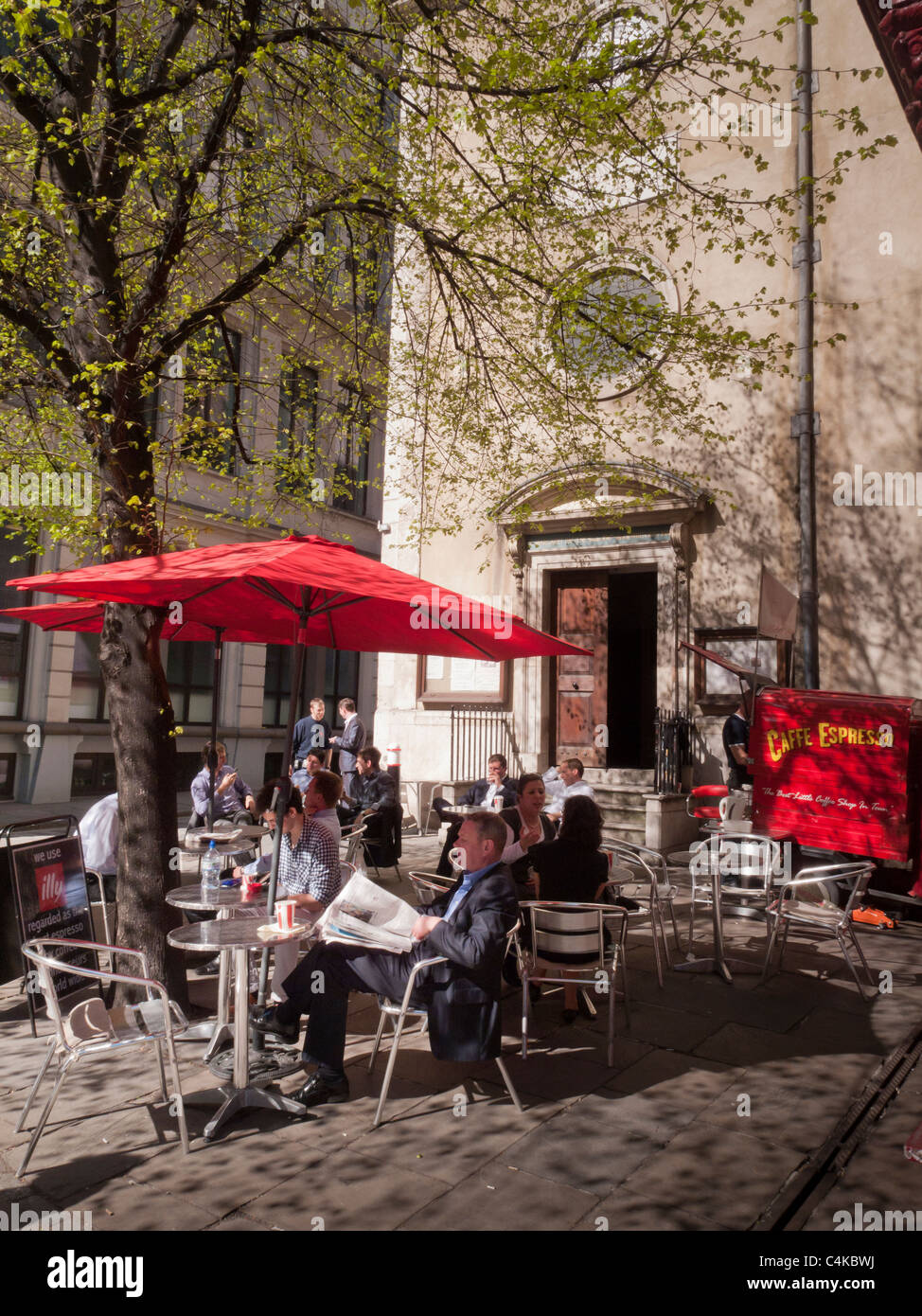 London outdoor cafe, coffee shop in the church yard of Saint Margaret Patten Church, Eastcheap, City of London, UK Stock Photo