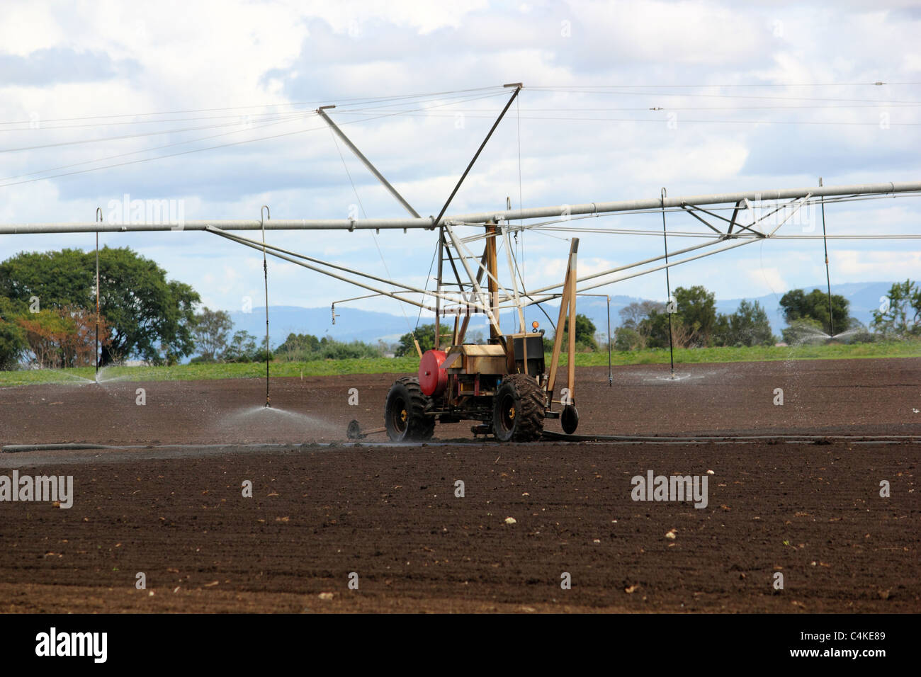 FARM IRRIGATION MACHINE WATERING CROPS HORIZONTAL BDB Stock Photo Alamy