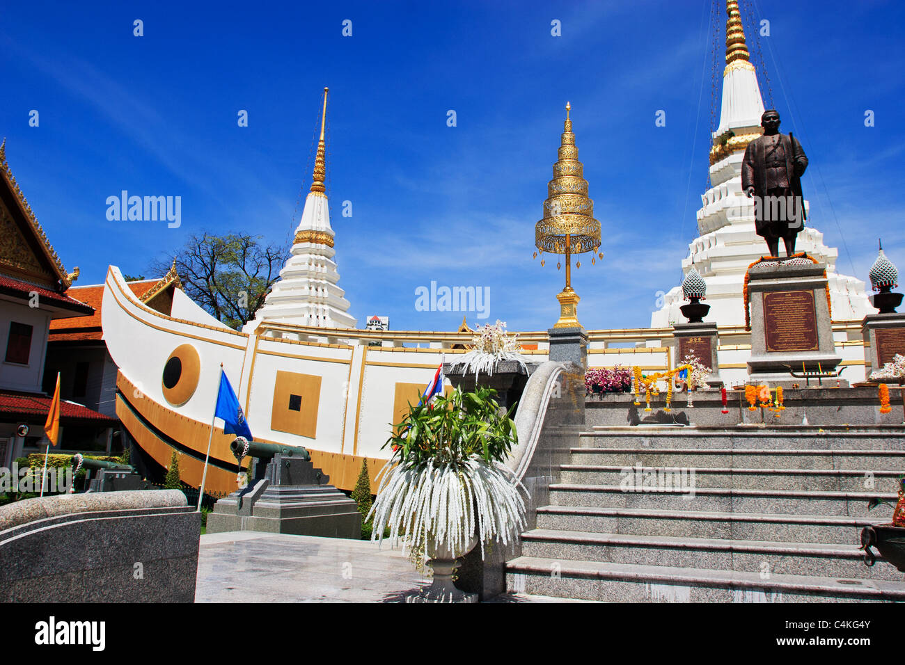 King Rama III statue in front of 'Boat Temple', Wat Yannawa, Bangkok,  Thailand Stock Photo - Alamy