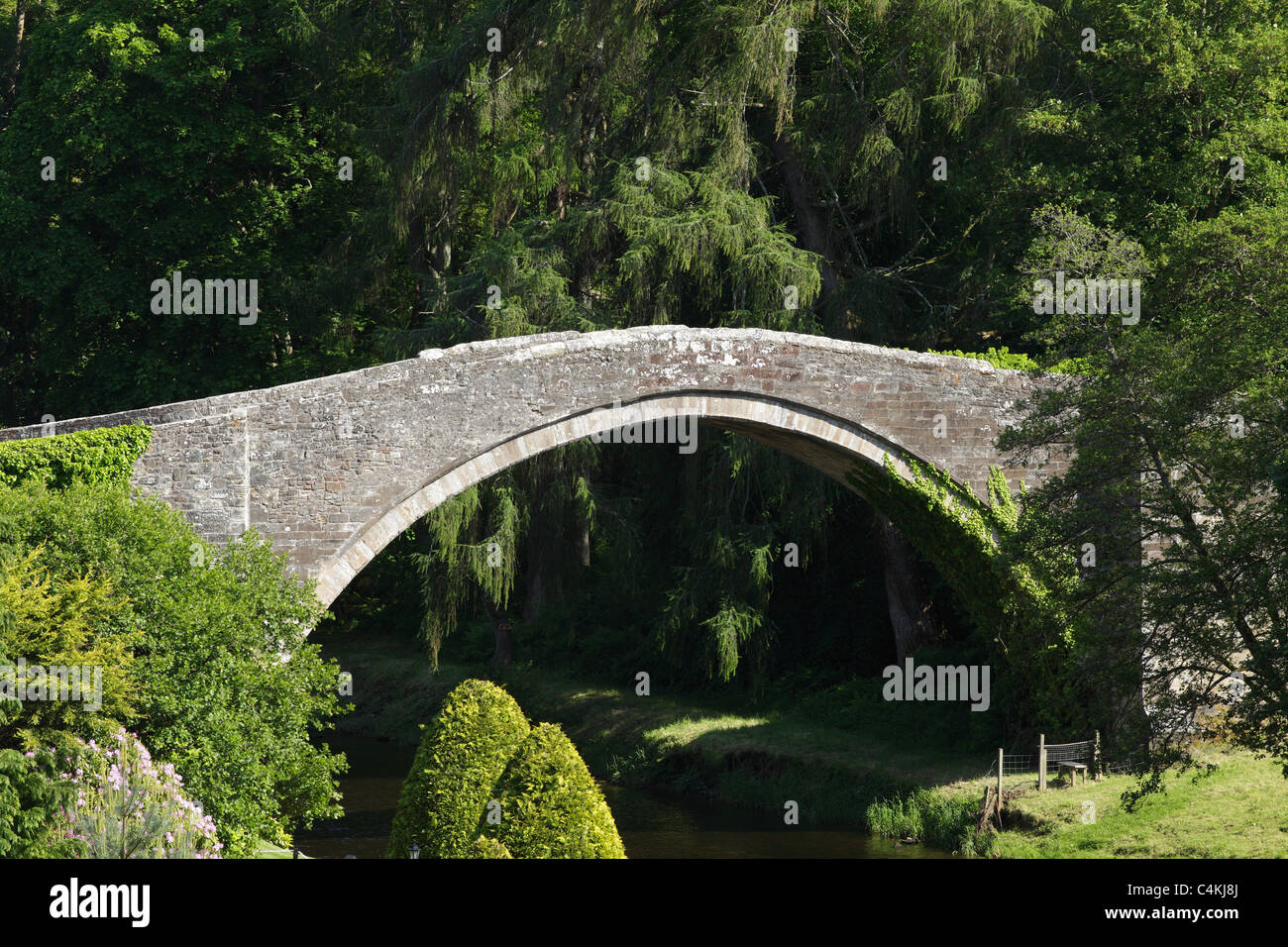 Brig O' Doon over the River Doon as featured in Tam O' Shanter by Robert Burns, Alloway, Ayrshire, Scotland, UK Stock Photo
